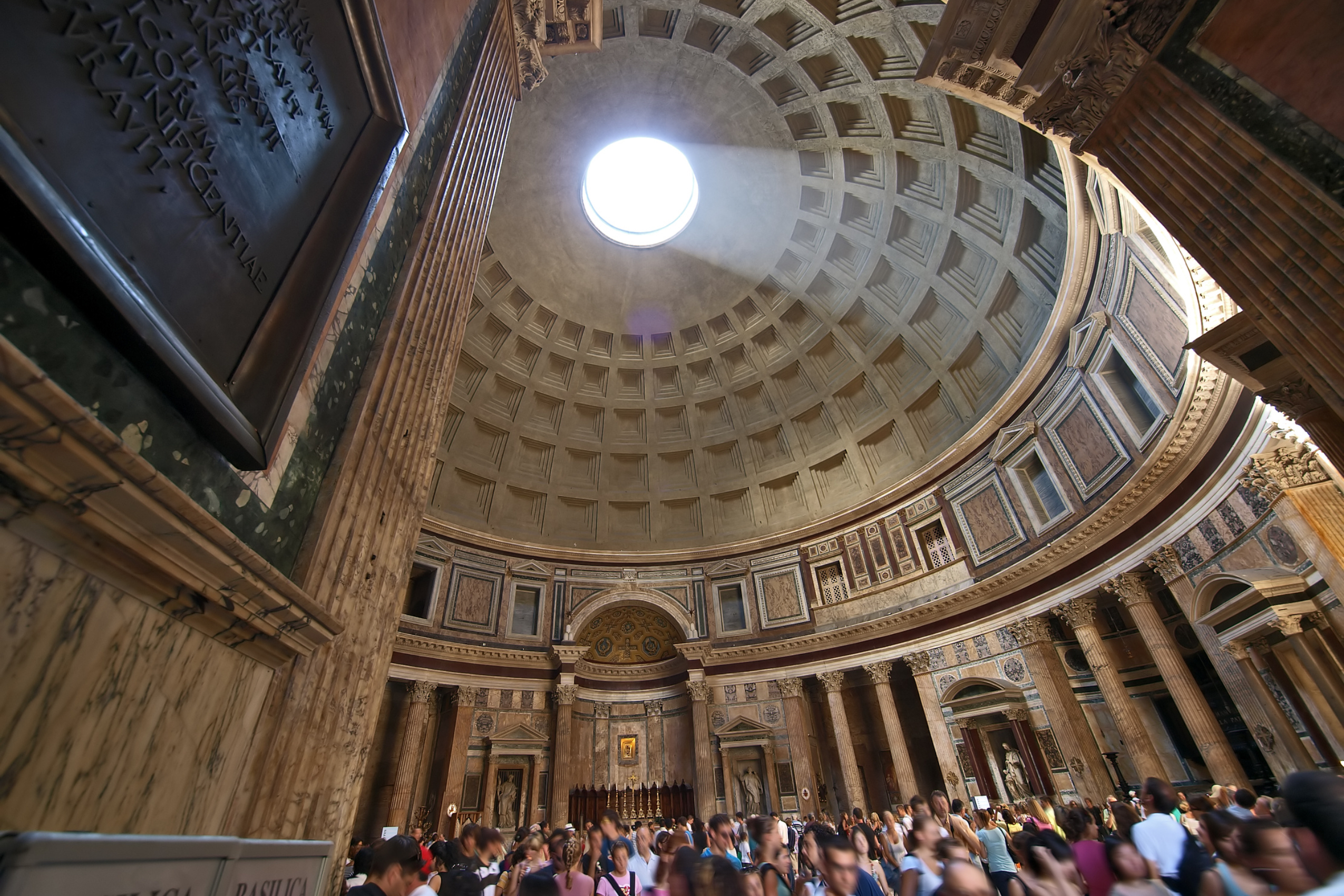 Pantheon Rom - Feuerwehr inszeniert beeindruckenden Rosenregen-Event